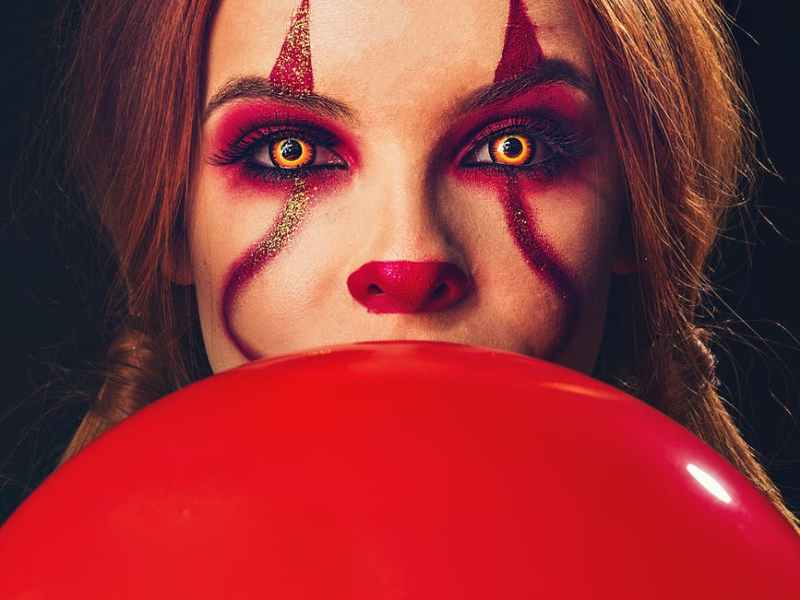 Koronakriisistä poliittiseen teatteriin